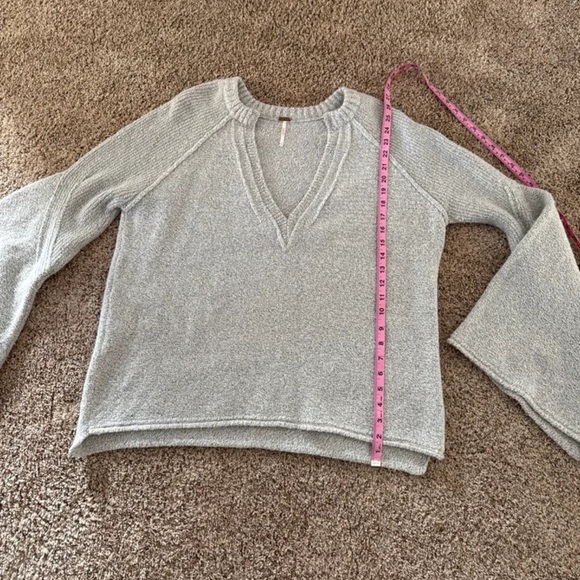 Free People Lovely Lines Bell Sleeve Sweater in Grey
size Medium Oversized - Picture 12 of 12